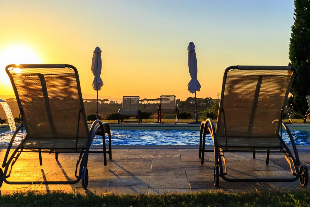 noord-toscane-agriturismo-streda-ligstoelen-bij-zwembad-in-zonsondergang-c003-casamia