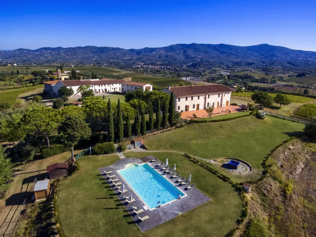 noord-toscane-agriturismo-streda-luchtfoto-zwembad-en-cipressen-c004-casamia