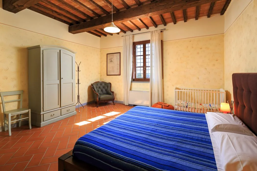 noord-toscane-agriturismo-streda-slaapkamer-met-blauw-bed-c019-casamia