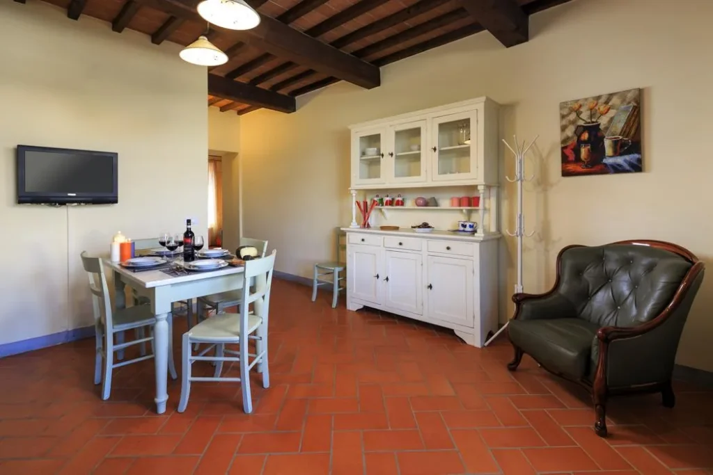 noord-toscane-agriturismo-streda-woonkamer-met-eettafel-en-fauteuil-c015-casamia
