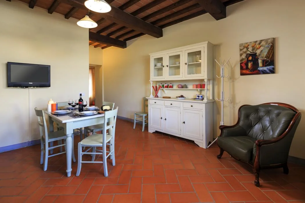 noord-toscane-agriturismo-streda-woonkamer-met-eettafel-en-fauteuil-c015-casamia
