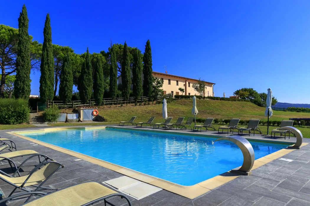 noord-toscane-agriturismo-streda-zwembad-met-uitzicht-op-landhuis-c005-casamia