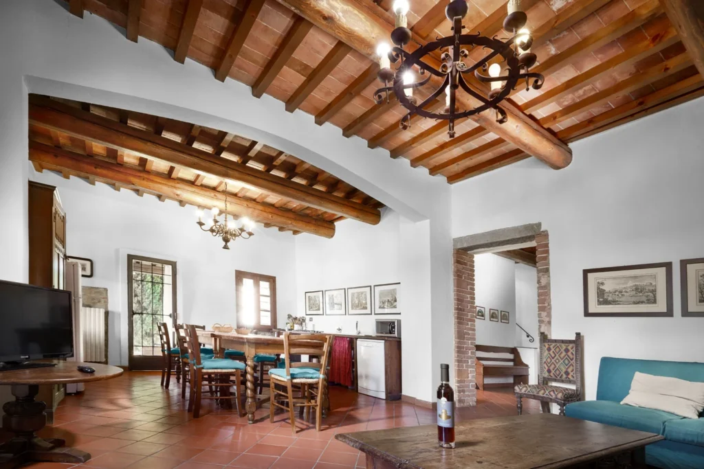 noord-toscane-tenuta-san-vito-frantoio-woonkamer-balkenplafond-03-casamia