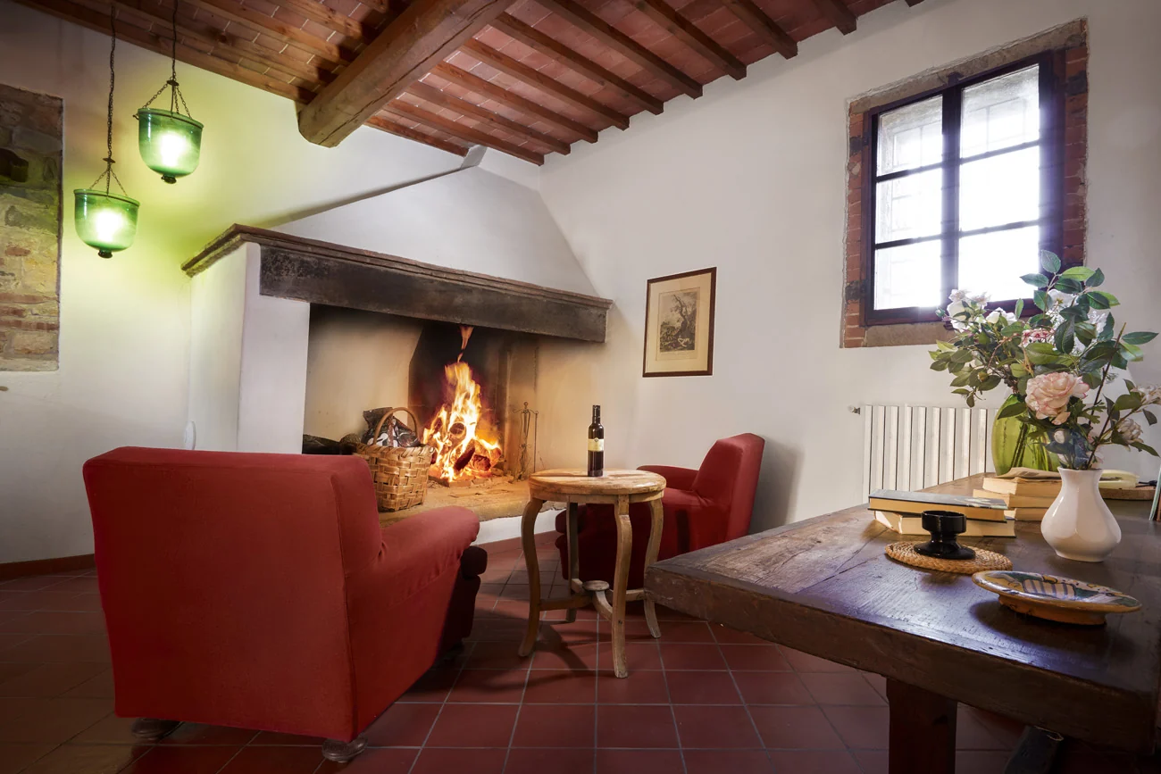 noord-toscane-tenuta-san-vito-frantoio-woonkamer-open-haard-02-casamia