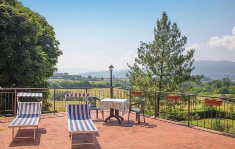 Noord toscane villa il villino terras ligstoelen