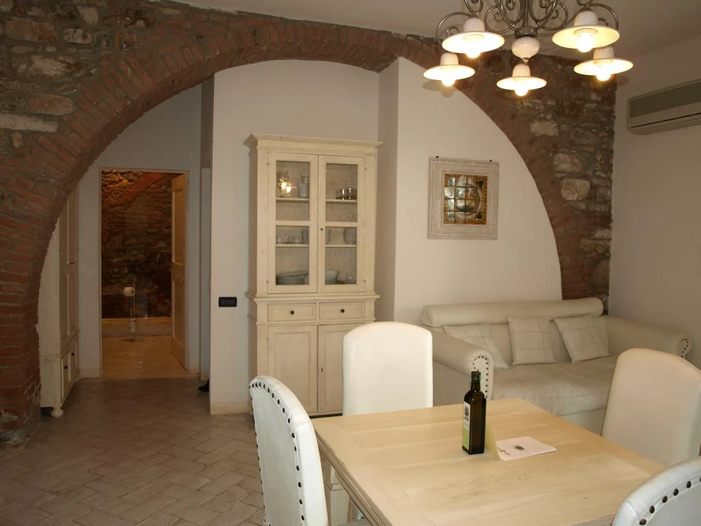 toscaanse-kust-agriturismo-del-re-appartement-eettafel-bank-13-casamia