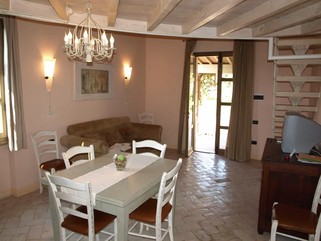 toscaanse-kust-agriturismo-del-re-appartement-eettafel-terrasdeur-22-casamia