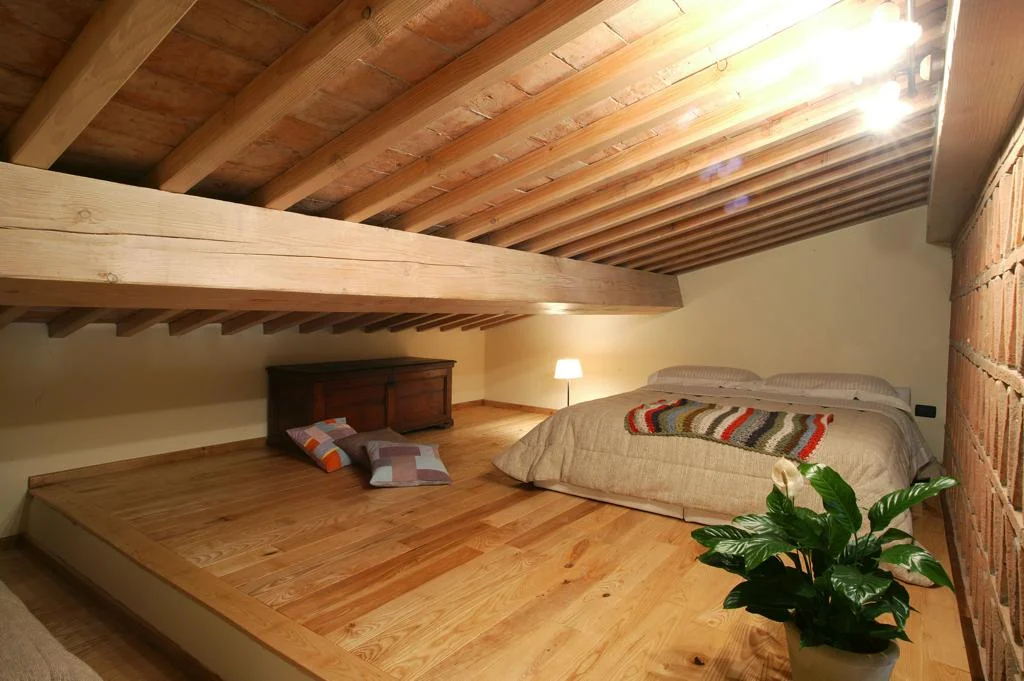 toscaanse-kust-agriturismo-del-re-appartement-slaapkamer-houten-balken-00-casamia