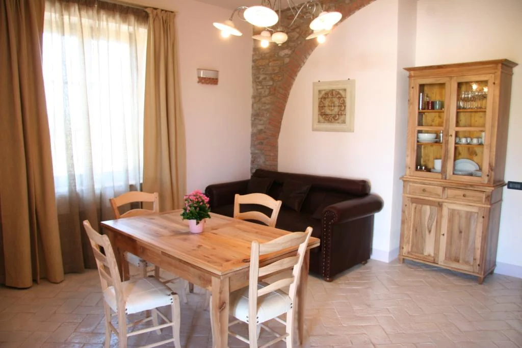 toscaanse-kust-agriturismo-del-re-appartement-woonkamer-eettafel-05-casamia