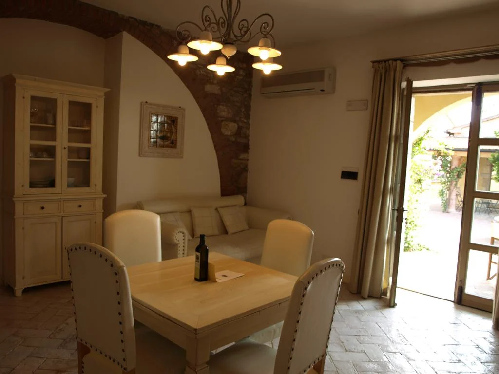 toscaanse-kust-agriturismo-del-re-appartement-woonkamer-terrasdeur-14-casamia