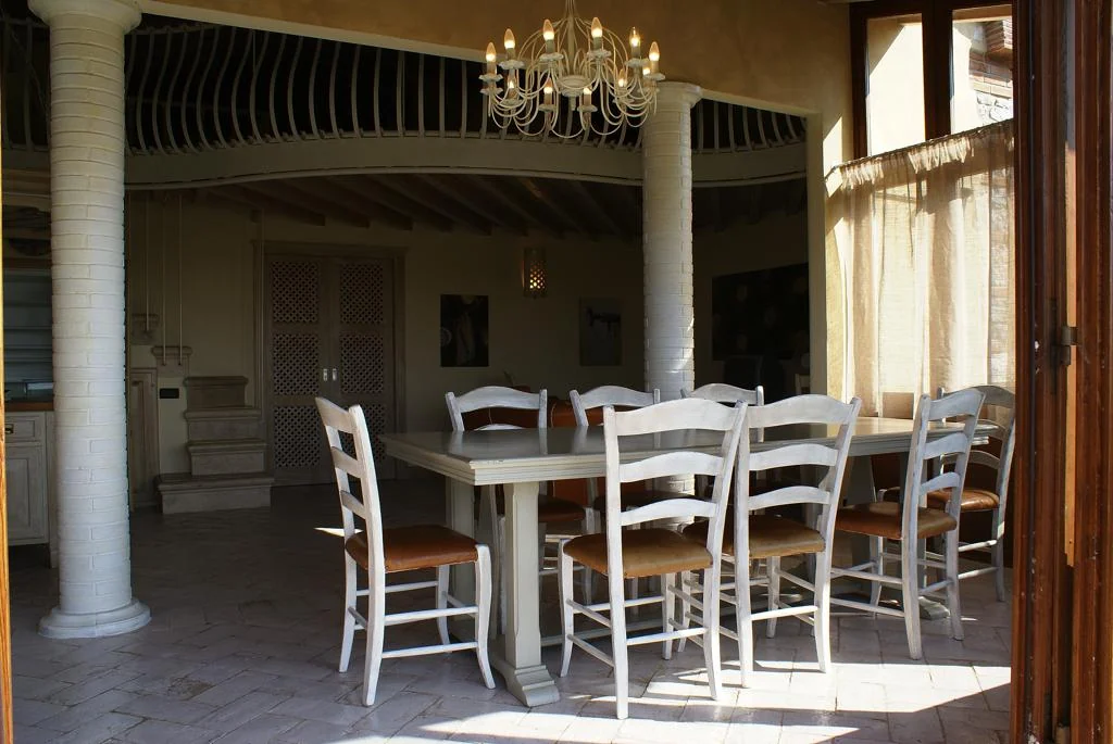 toscaanse-kust-agriturismo-del-re-interieur-eettafels-01-casamia