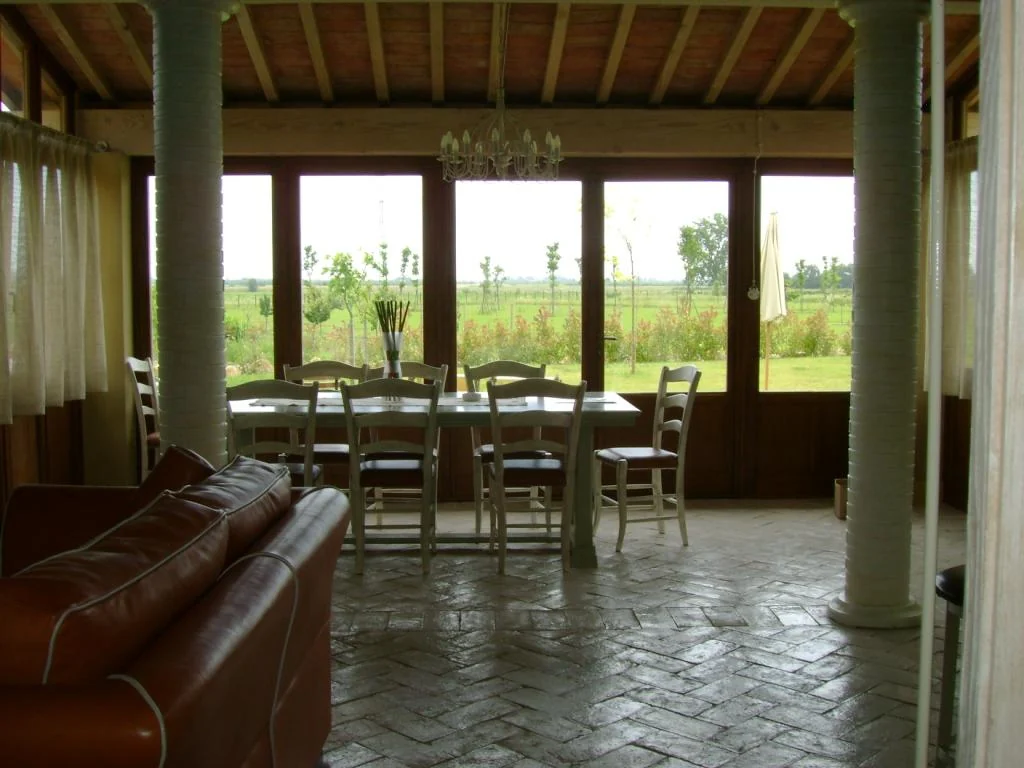 toscaanse-kust-agriturismo-del-re-interieur-zithoek-uitzicht-02-casamia