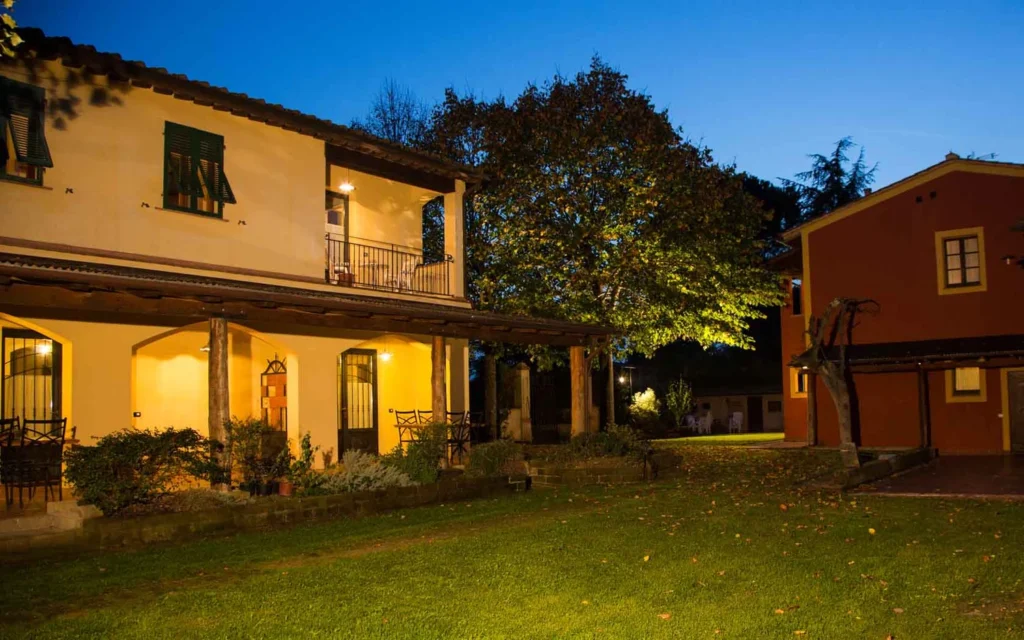Toscaanse kust agriturismo il frutteto gebouw avond