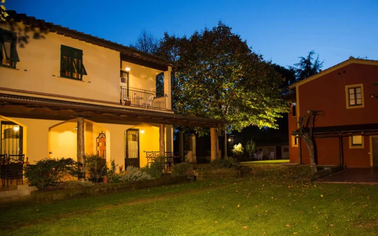 Toscaanse kust agriturismo il frutteto gebouw avond