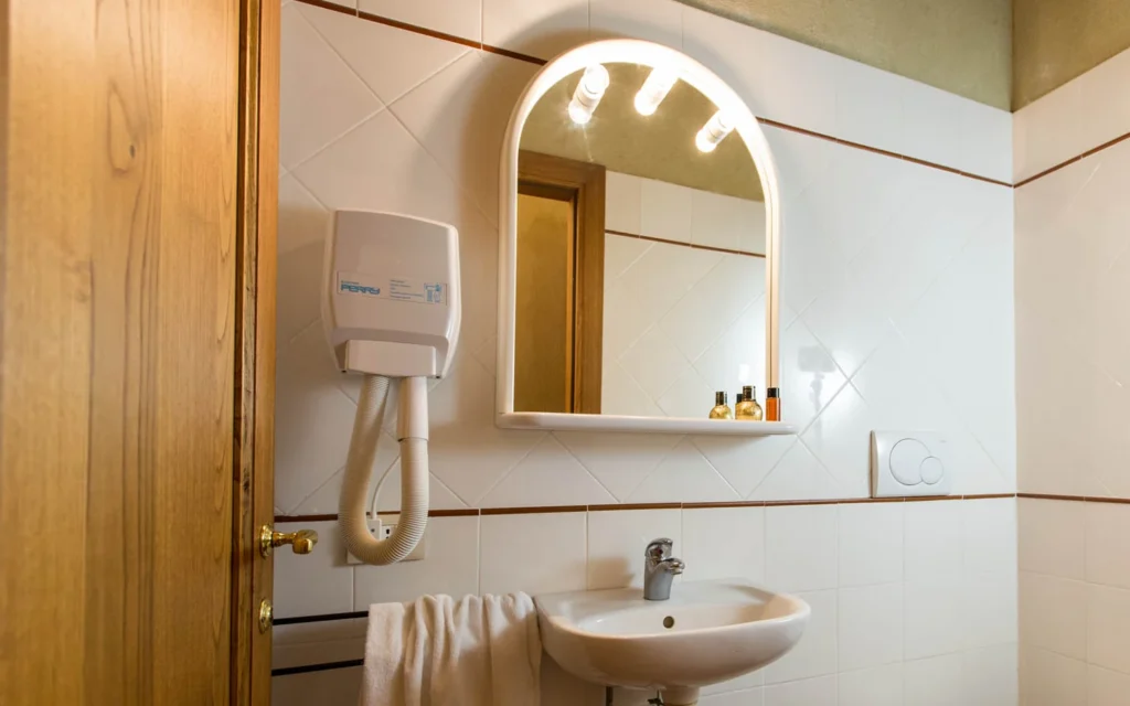 Toscaanse kust agriturismo il frutteto nespola badkamer spiegel