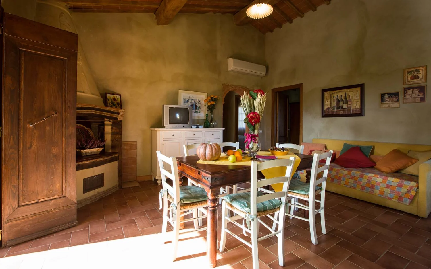 toscaanse-kust-agriturismo-il-frutteto-nespola-keuken-woonkamer-147-casamia