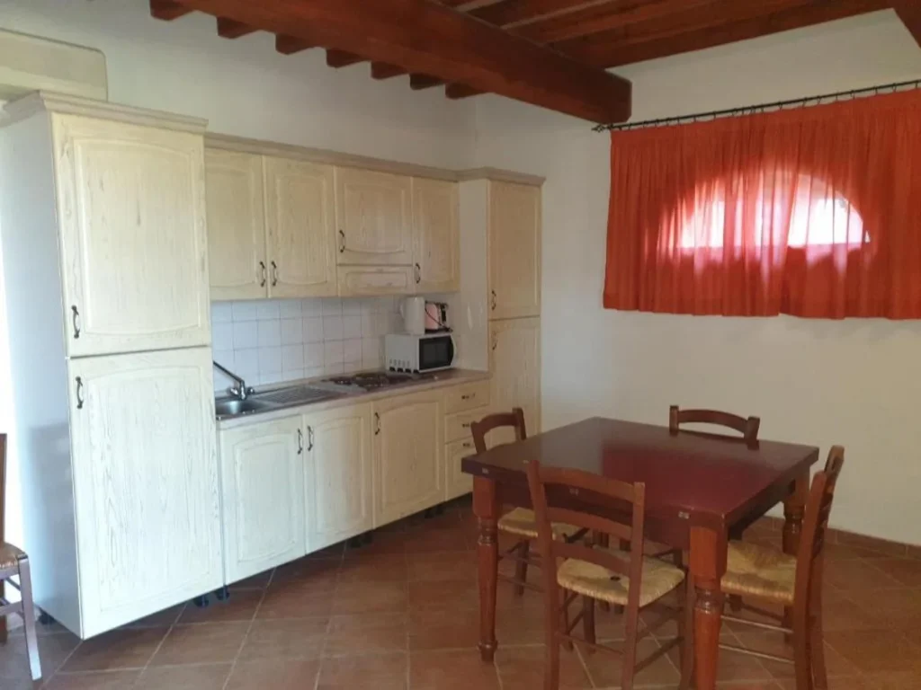 toscaanse-kust-borgo-di-montemurlo-bilocali-superior-keuken-met-houten-eettafel-031-casamia