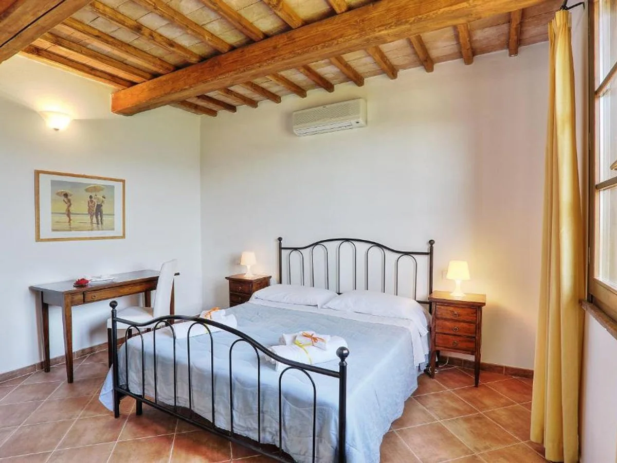 toscaanse-kust-borgo-di-montemurlo-bilocali-superior-slaapkamer-met-tweepersoonsbed-en-raam-025-casamia