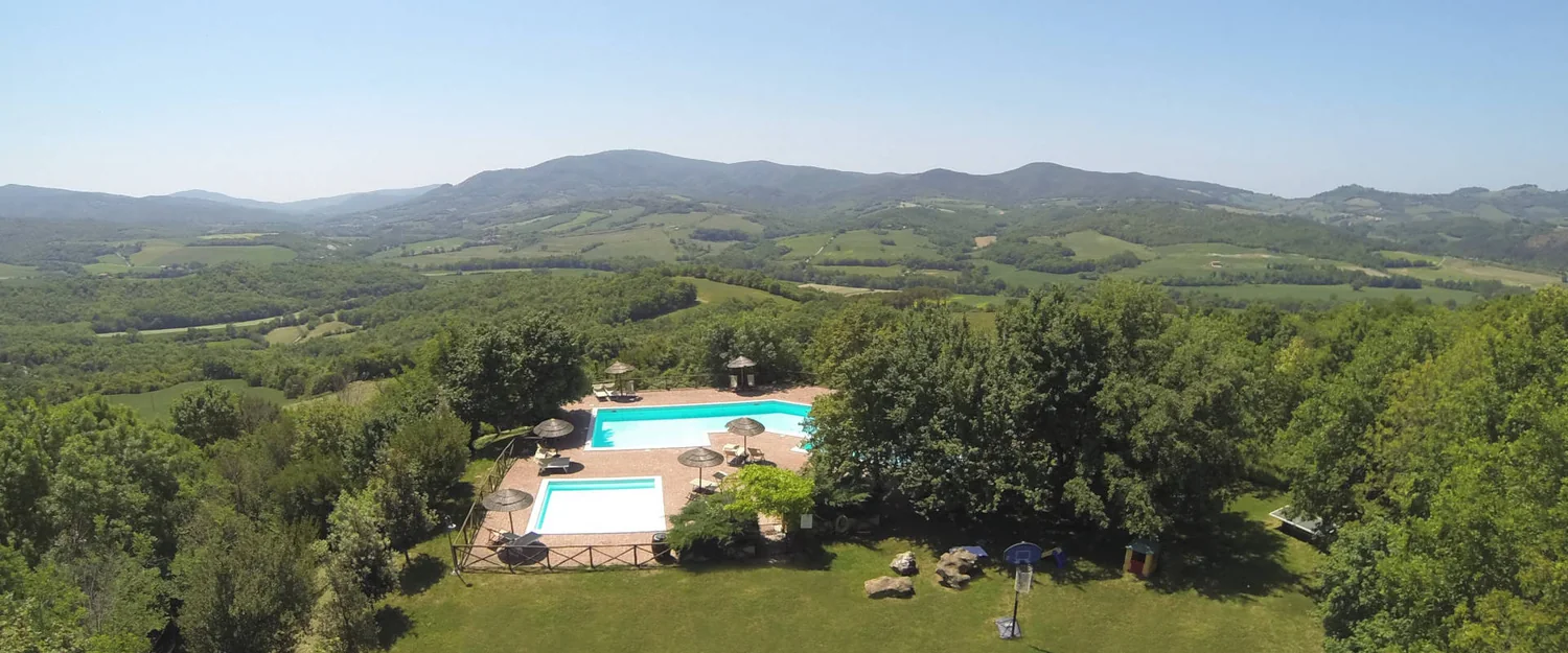 toscaanse-kust-borgo-di-montemurlo-breed-uitzicht-op-de-zwembaden-en-de-heuvels-002-casamia
