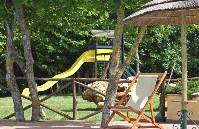 Toscaanse kust borgo di montemurlo glijbaan en ligstoel bij het zwembad