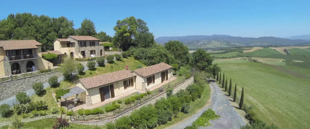 Toscaanse kust borgo di montemurlo hero luchtfoto van de appartementen op de heuvel
