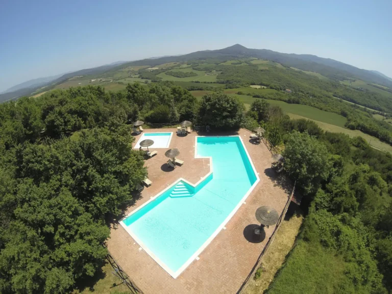 Toscaanse kust borgo di montemurlo luchtfoto van het zwembad en kinderbad