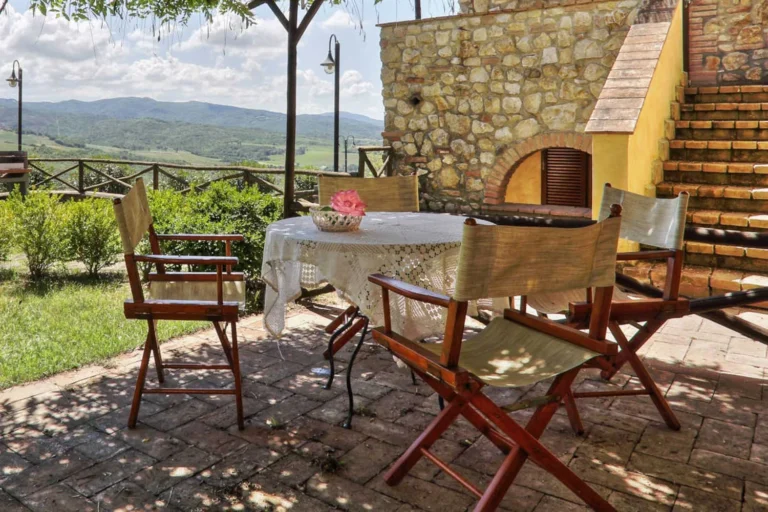 Toscaanse kust borgo di montemurlo overdekt terras met barbecue