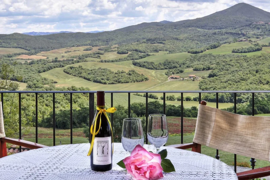 Toscaanse kust borgo di montemurlo terrastafel met uitzicht over de vallei