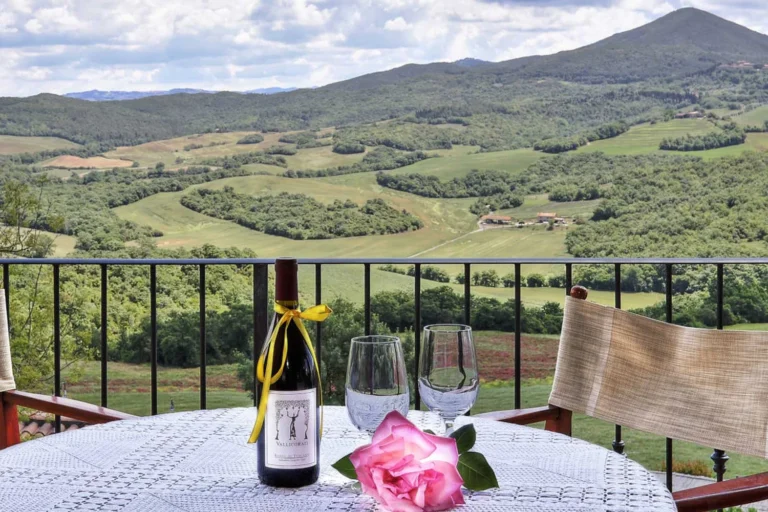 Toscaanse kust borgo di montemurlo terrastafel met uitzicht over de vallei