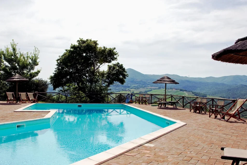 Toscaanse kust borgo di montemurlo zwembad met uitzicht op de heuvels