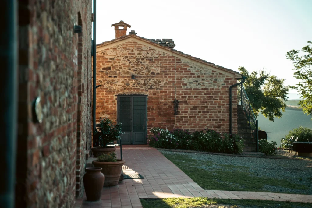 Toscane il gattero bakstenen gebouw met groene deur