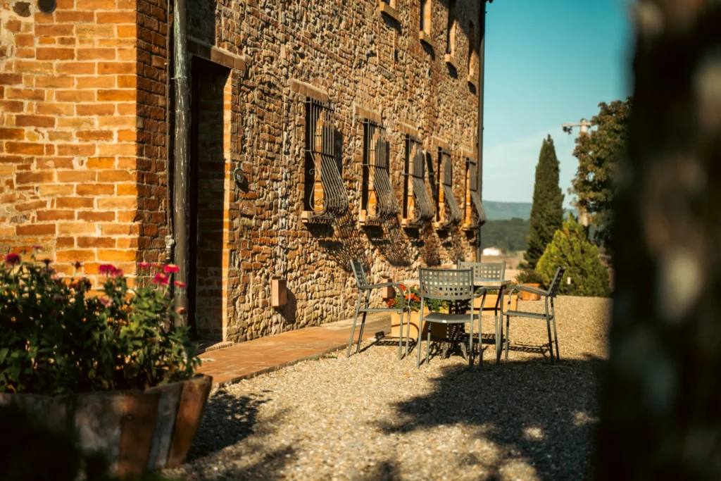 Toscane il gattero bakstenen gevel met zitjes