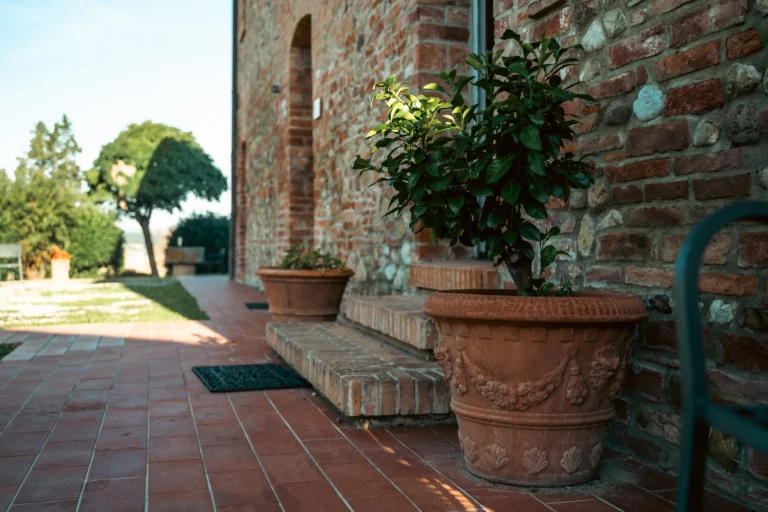 Toscane il gattero binnenplaats met plantenpotten