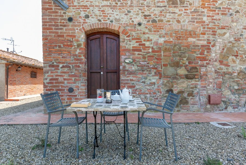 Toscane il gattero ciclamino buitentafel voor de gevel