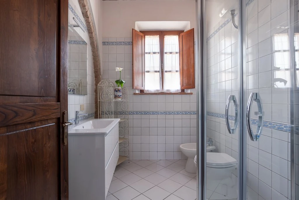 toscane-il-gattero-edera-badkamer-met-douche-en-toilet-casamia