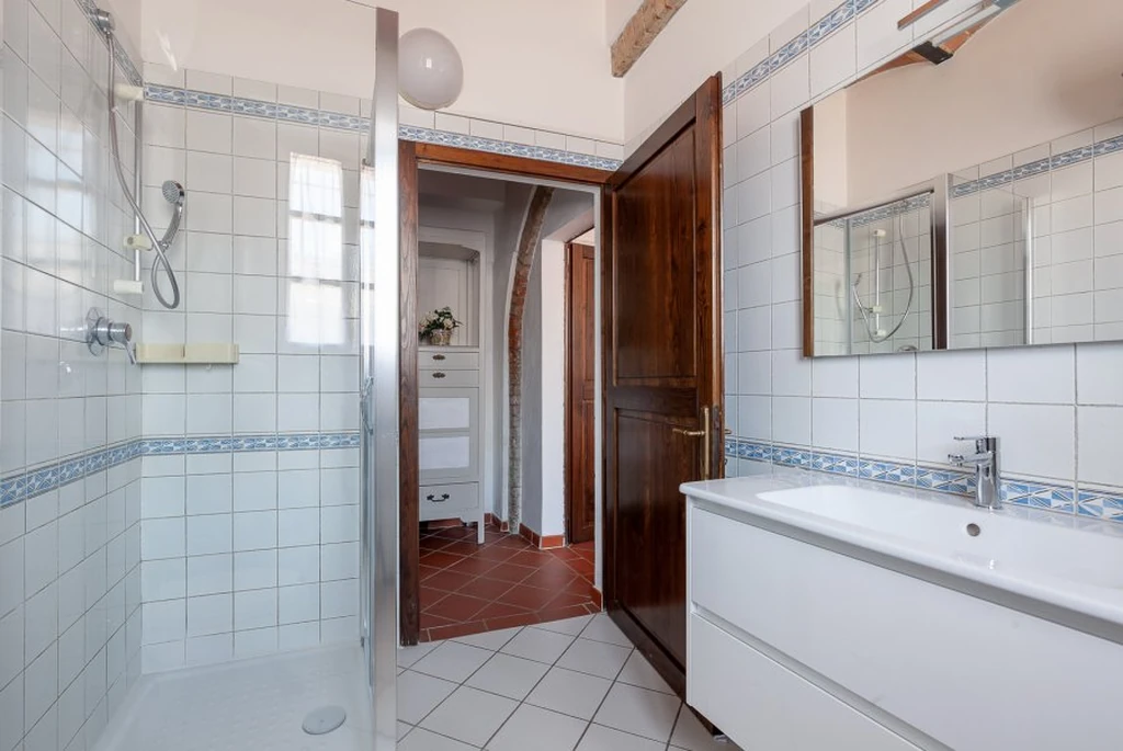 toscane-il-gattero-edera-badkamer-met-wastafel-en-douchewand-casamia