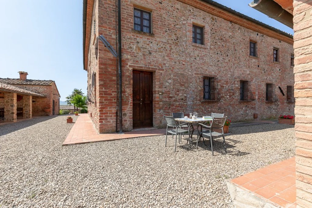toscane-il-gattero-edera-binnenplaats-tussen-bakstenen-gebouwen-casamia