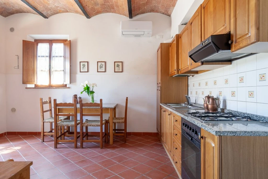 toscane-il-gattero-edera-keuken-met-gasfornuis-en-eettafel-casamia