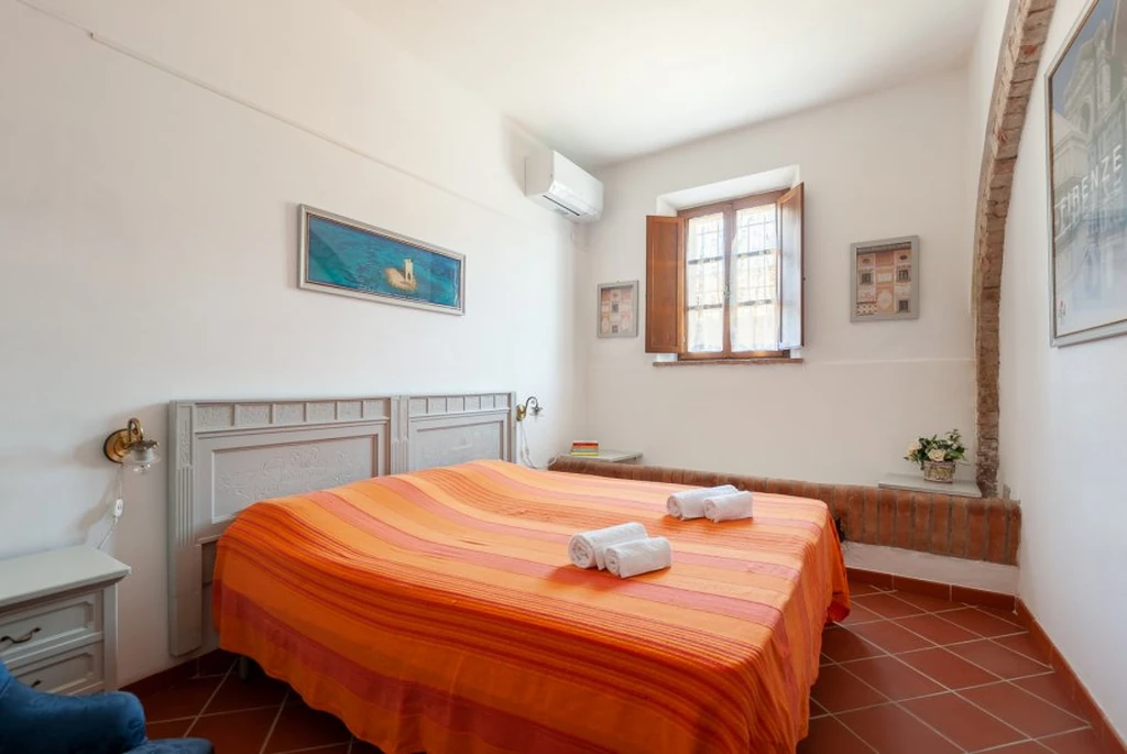 toscane-il-gattero-edera-slaapkamer-met-oranje-bedsprei-casamia