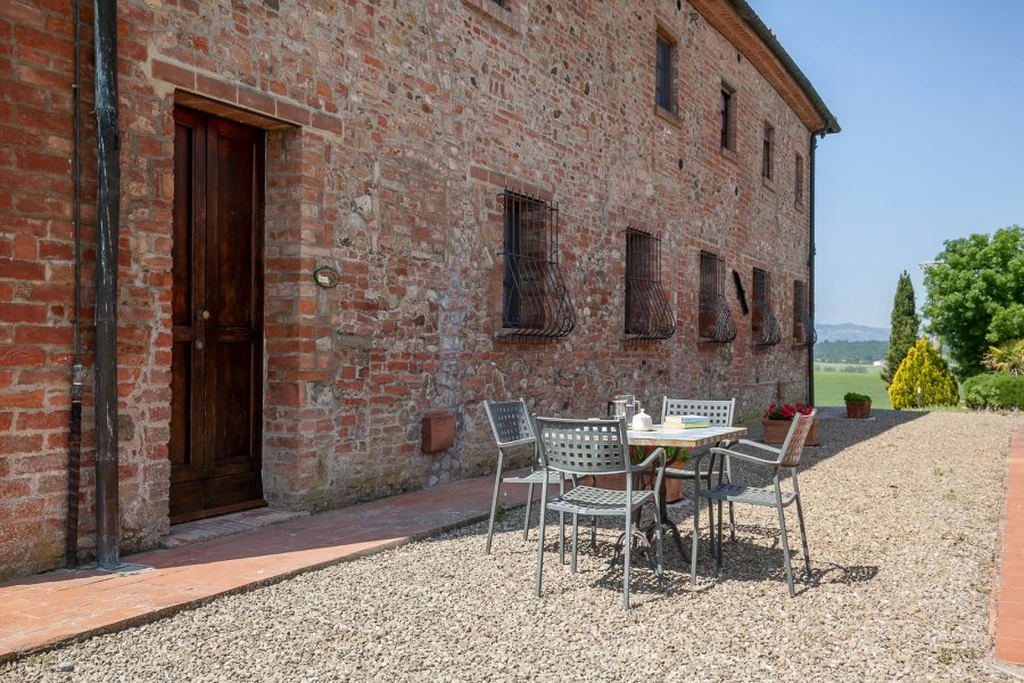 toscane-il-gattero-edera-terras-met-tafel-langs-de-gevel-casamia