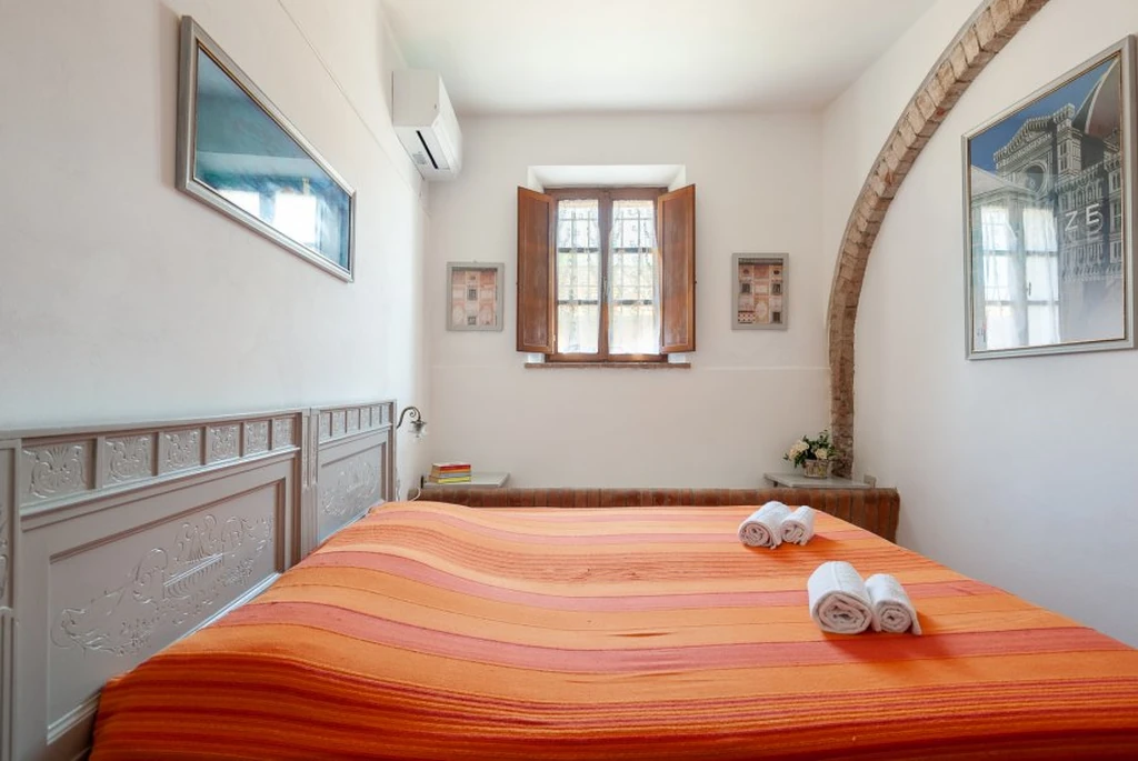 toscane-il-gattero-edera-tweepersoonsbed-onder-houten-balken-casamia