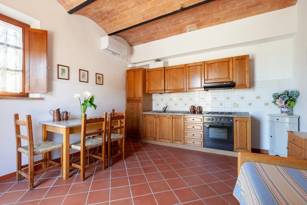 toscane-il-gattero-edera-woonkeuken-met-balkenplafond-casamia