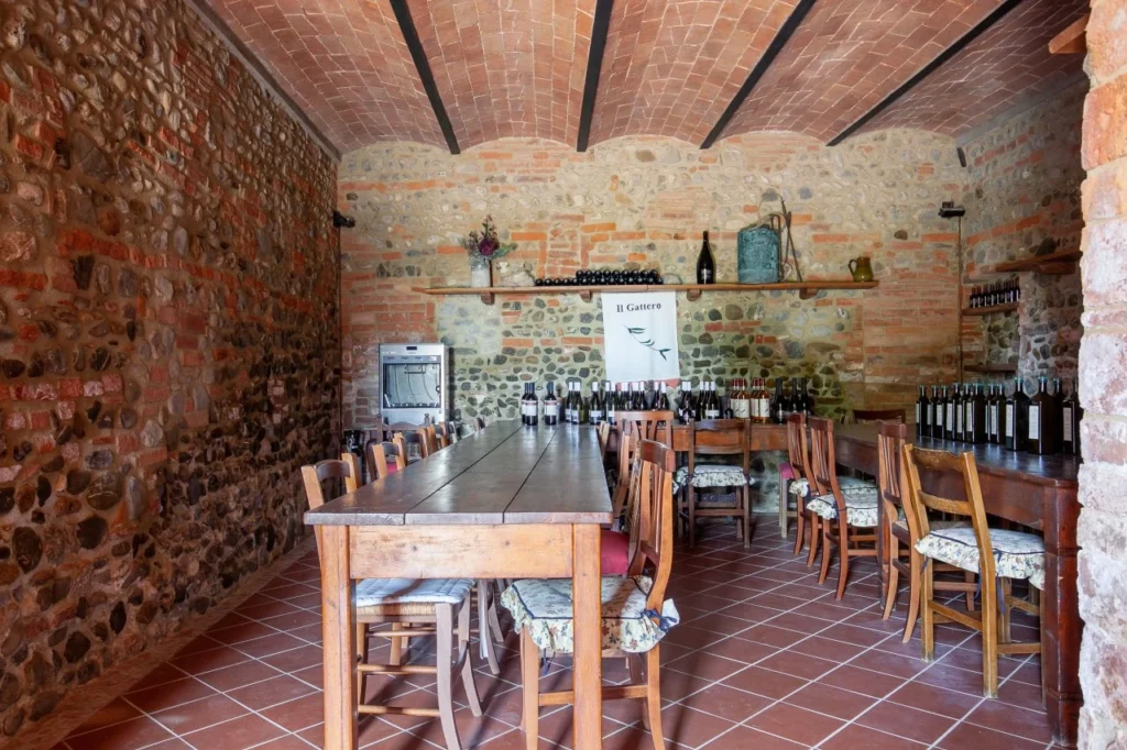 Toscane il gattero gemeenschappelijke eetruimte met bakstenen muren