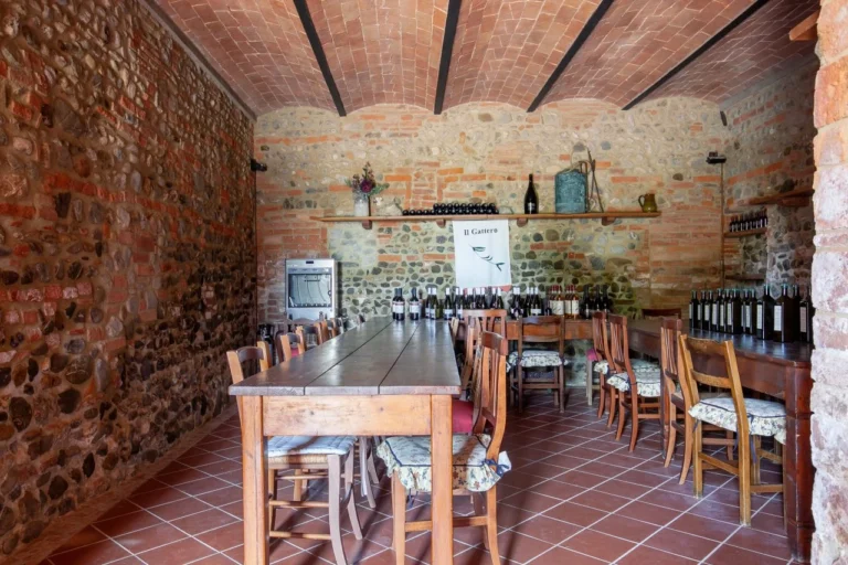 Toscane il gattero gemeenschappelijke eetruimte met bakstenen muren
