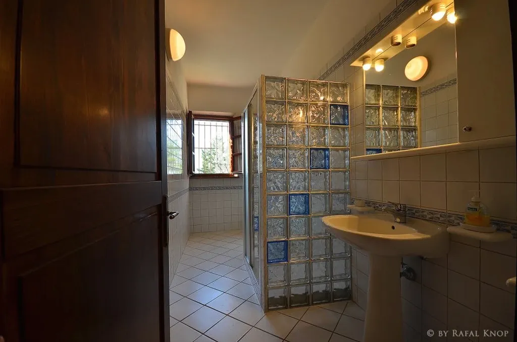toscane-il-gattero-girasole-badkamer-met-wastafel-en-douchewand-casamia