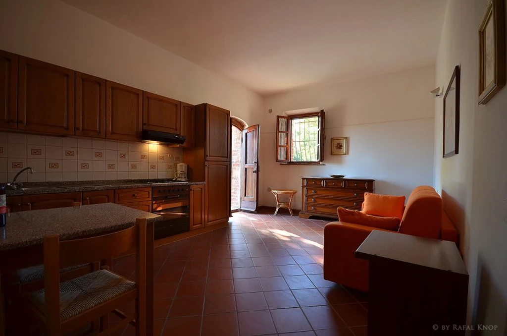 toscane-il-gattero-girasole-keuken-met-zithoek-en-oranje-bank-casamia