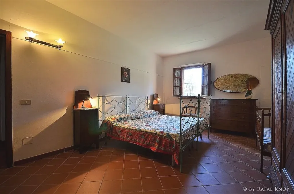 toscane-il-gattero-girasole-slaapkamer-met-houten-balkenplafond-casamia