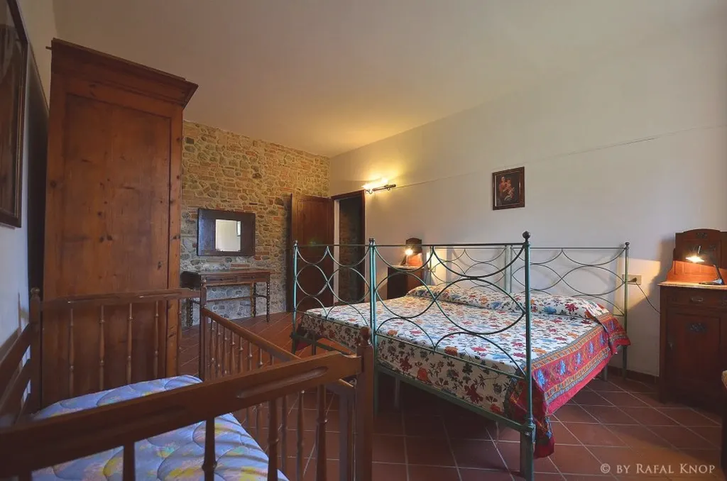 toscane-il-gattero-girasole-slaapkamer-met-houten-kast-en-metalen-bed-casamia