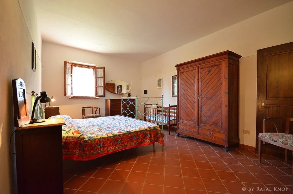 toscane-il-gattero-girasole-slaapkamer-met-houten-kledingkast-casamia