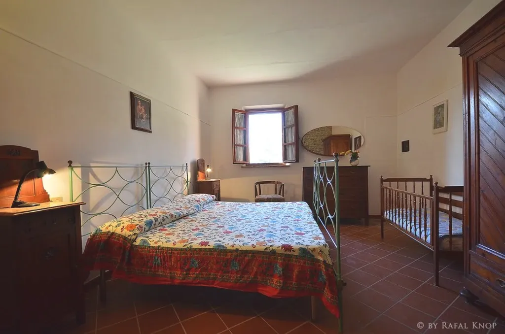 toscane-il-gattero-girasole-slaapkamer-met-tweepersoonsbed-en-raam-casamia